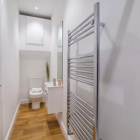 Henry Court 2 Apartman *